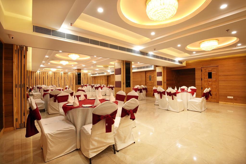 Mint Hotel Premia Chandigarh, Zirakpur Bagian luar foto