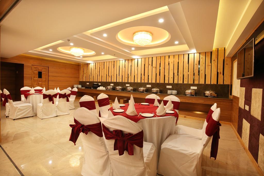 Mint Hotel Premia Chandigarh, Zirakpur Bagian luar foto