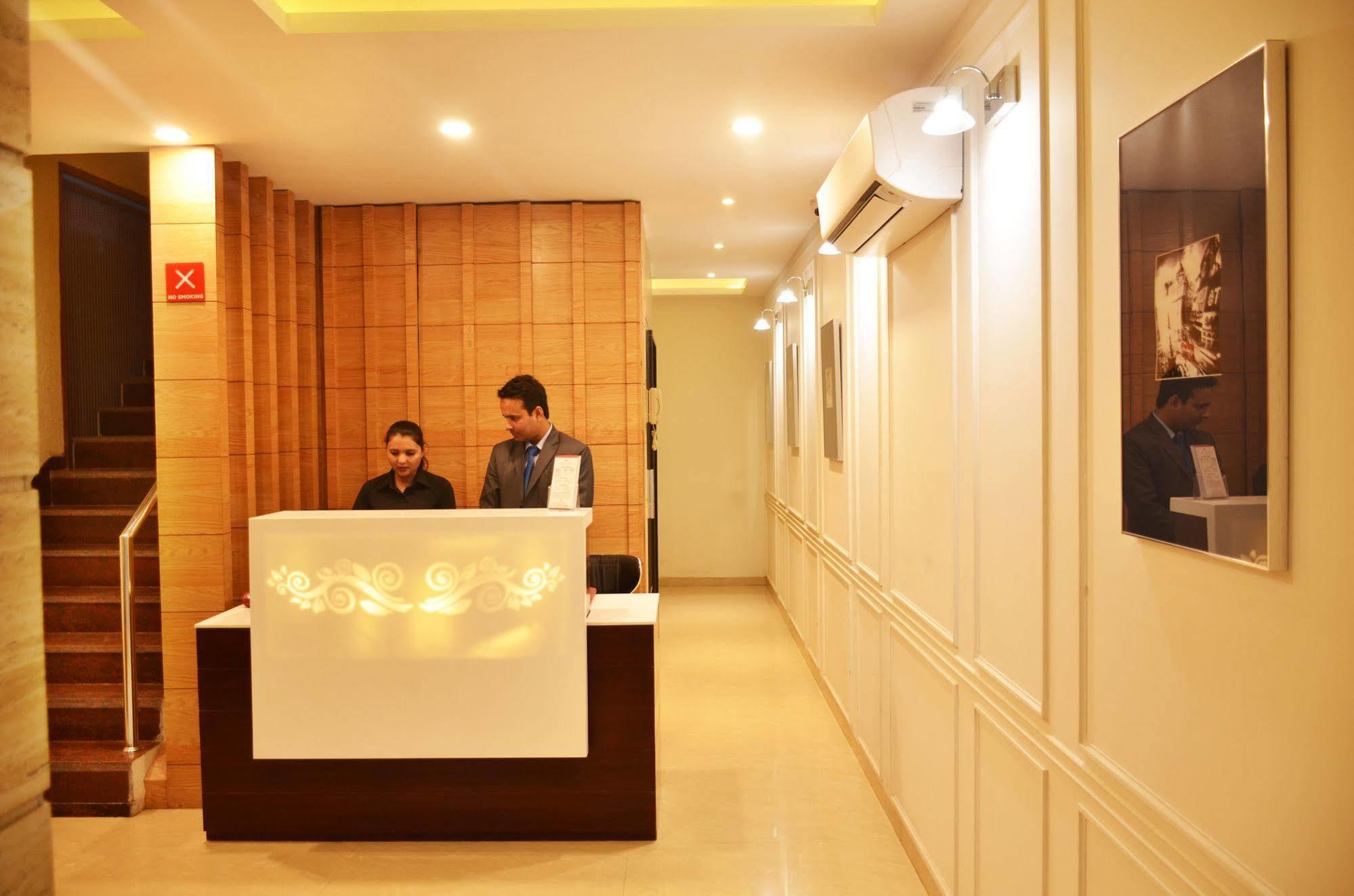 Mint Hotel Premia Chandigarh, Zirakpur Bagian luar foto
