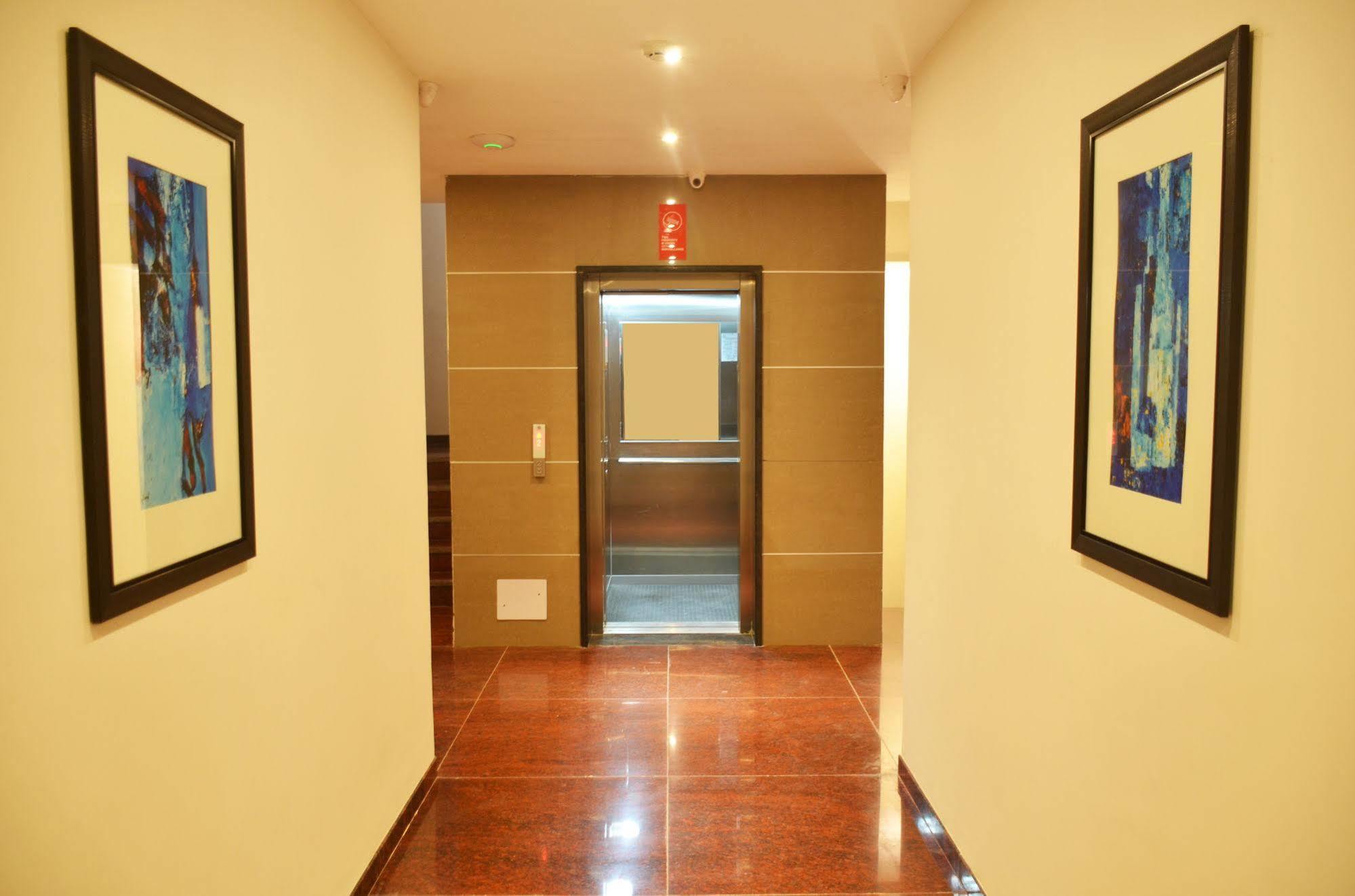 Mint Hotel Premia Chandigarh, Zirakpur Bagian luar foto